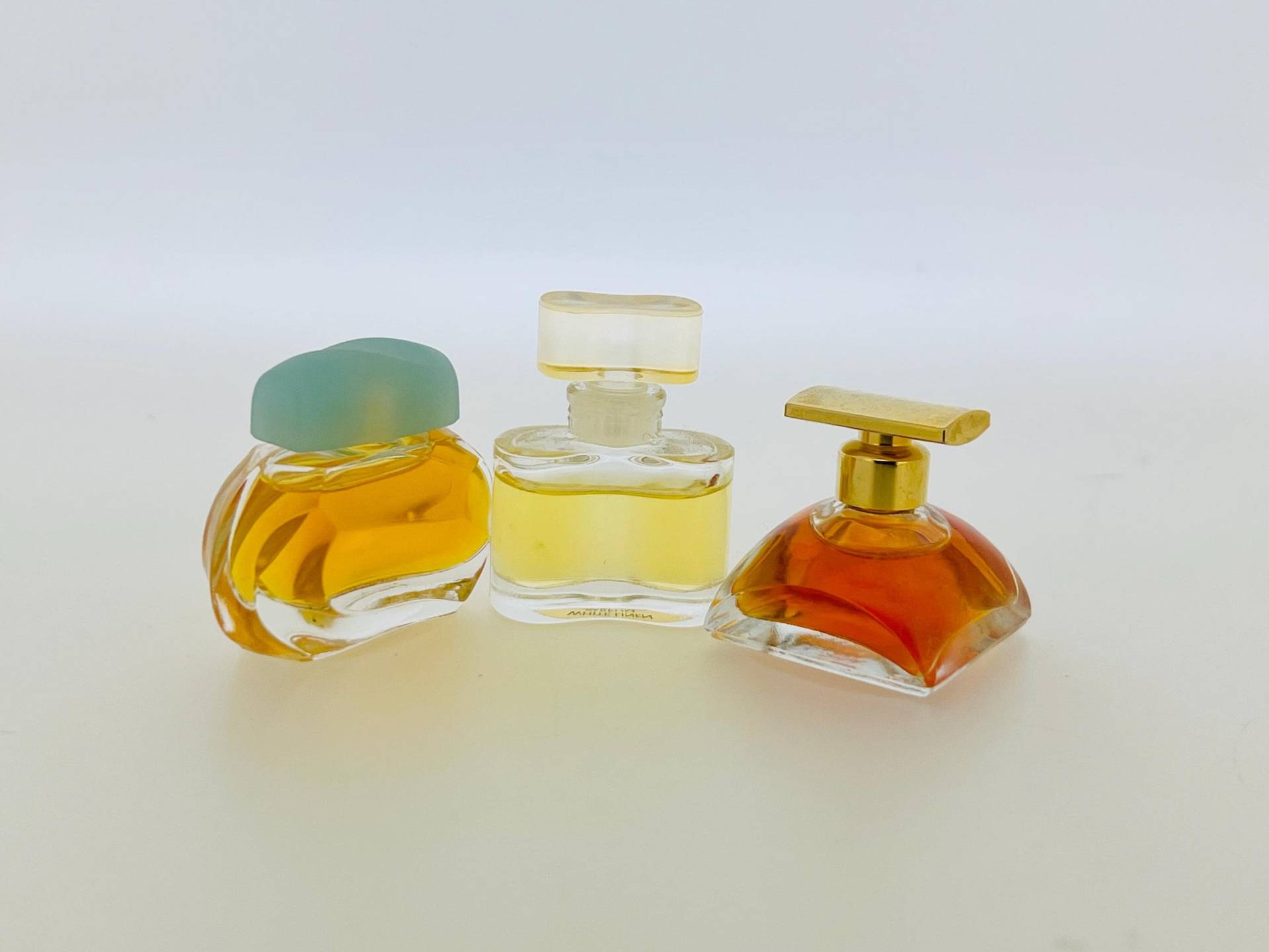 Vintage Lot 3 Parfume Miniatur Estēe Lauder, Gezaubert, Wissend, Weißes Leinen Vintage Lot 3 Parfume Miniatur Estēe Lauder, Gezaubert, Wissend, Weißes Leinen von Etsy - VintagGlamour