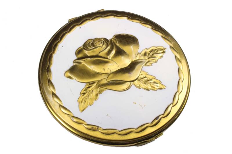 Vintage Puderdose Etui Mit Gravierter Rose Vintage Puderdose Etui Mit Gravierter Rose von Etsy - VintageCarwen