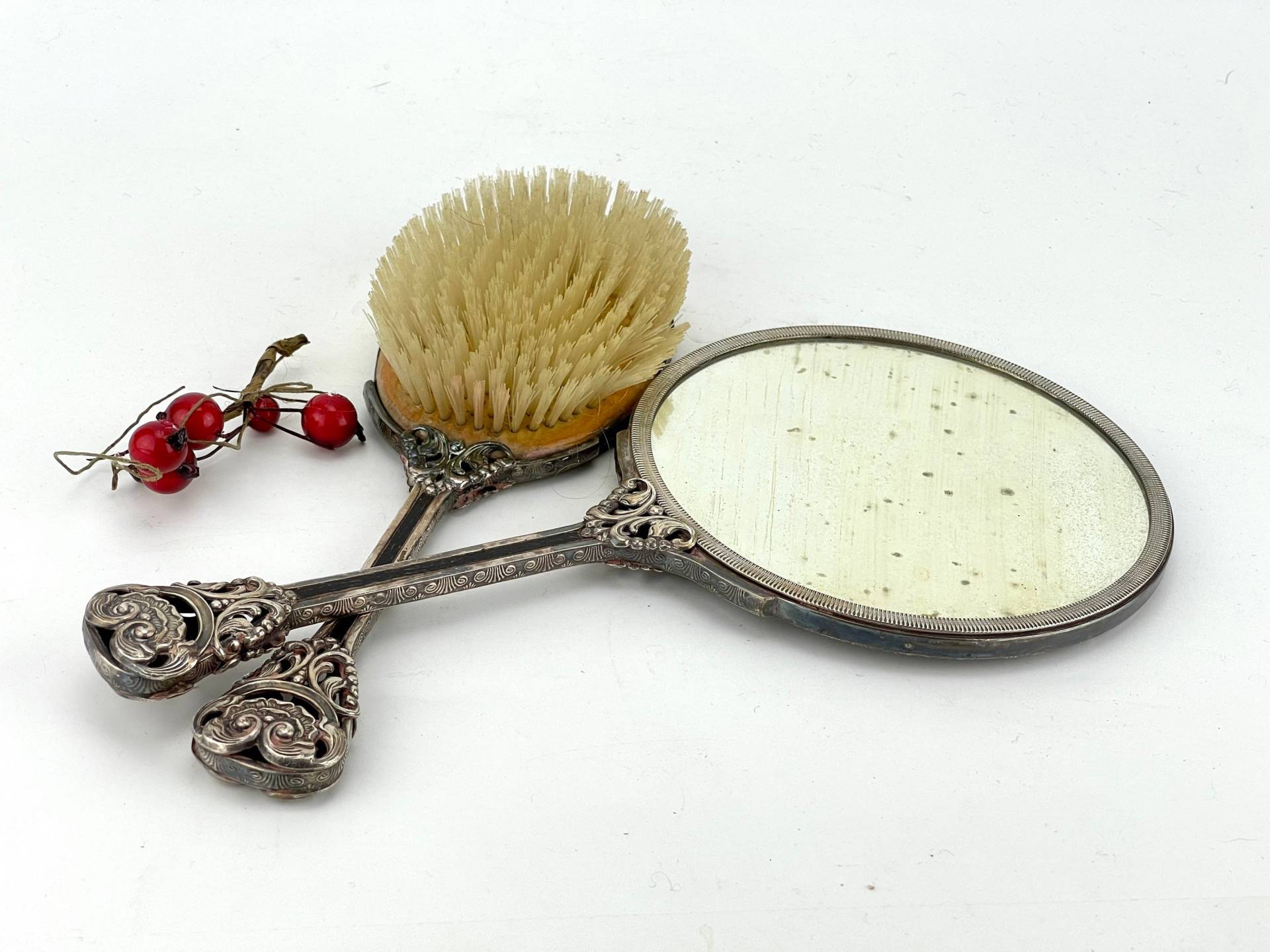 Vintage Bürste Und Spiegel Mit Silbernen Dekorationen Verziert Vintage Bürste Und Spiegel Mit Silbernen Dekorationen Verziert von Etsy - VintageMuseumShop