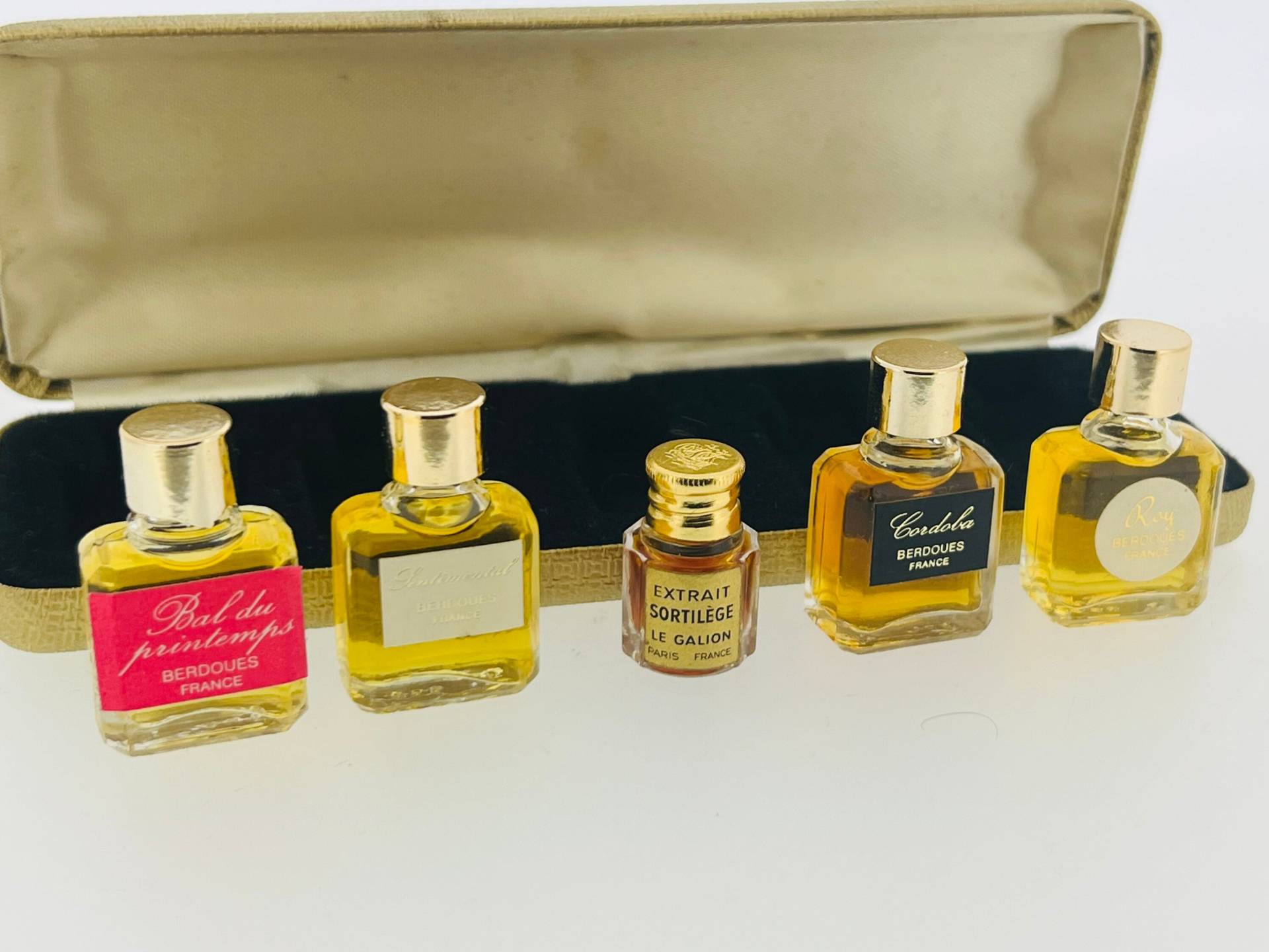 Set 5 Parfüm, Bal Du Printemps, Sentimental, Cordoba, Roy, Berdoues, Sortilège Le Galion 4x2 Ml, 1x1 Ml Set 5 Parfüm, Bal Du Printemps, Sentimental, Cordoba, Roy, Berdoues, Sortilège Le Galion 4x2 Ml, 1x1 Ml von Etsy - VintagePerfumeShop