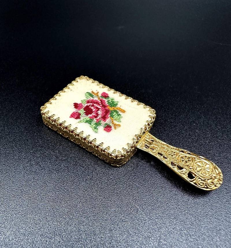 Rosen Bestickter Handspiegel Vintage 1940S Petit Point Stickerei Goldener Kleiner Spiegel Für Die Handtasche Oder Kommode, Boudoir Dekor von Etsy - VintageStarsParis