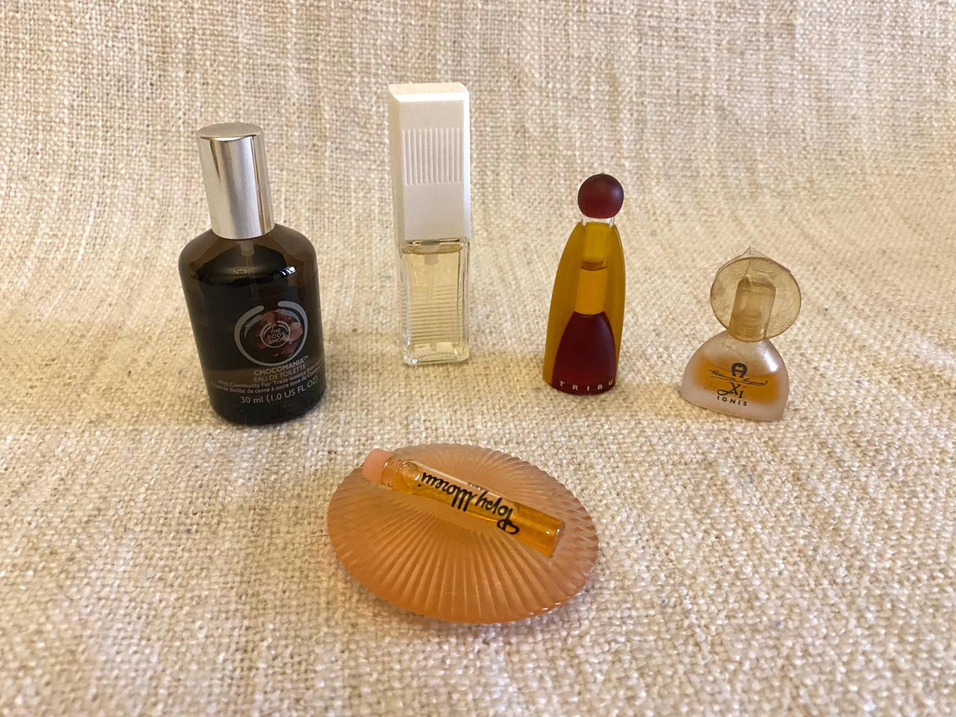 Perfume Bottle Set - 46 Empty Bottles Avon, Chocomania, Tribu, Aigner, & Other Perfumes Perfume Bottle Set - 46 Empty Bottles Avon, Chocomania, Tribu, Aigner, & Other Perfumes von Etsy - VintageStyleShopDE