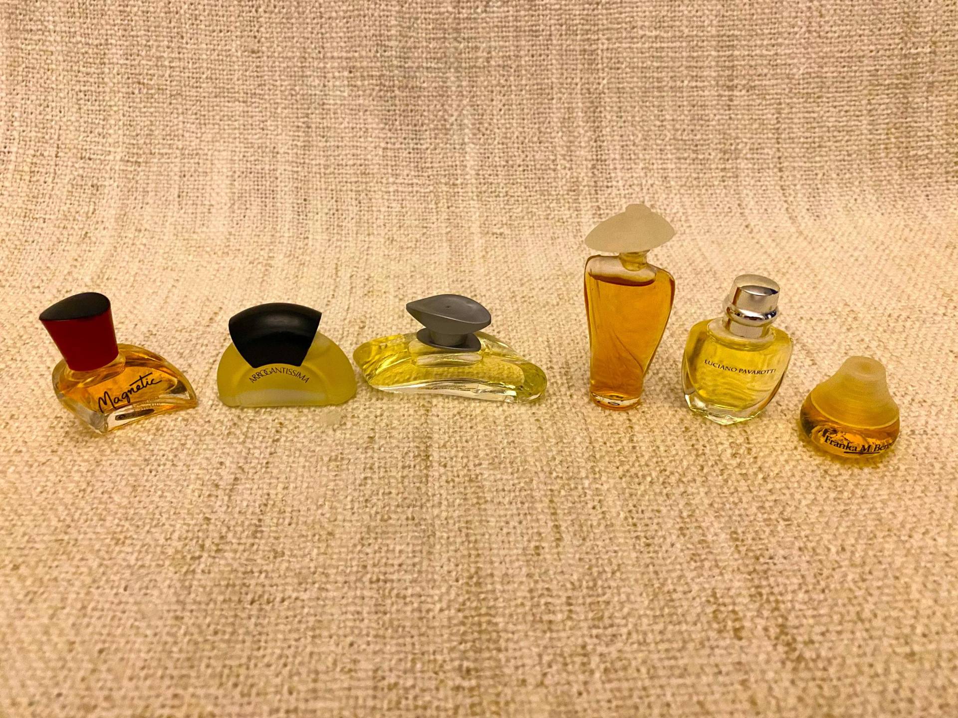 Perfume Bottle Set - 58 Bottles Miniature Magnetic Gabriela Sabatini, Arrogentissima, Luciano Pavorotti, Franka M.berger Perfume Bottle Set - 58 Bottles Miniature Magnetic Gabriela Sabatini, Arrogentissima, Luciano Pavorotti, Franka M.berger von Etsy - VintageStyleShopDE