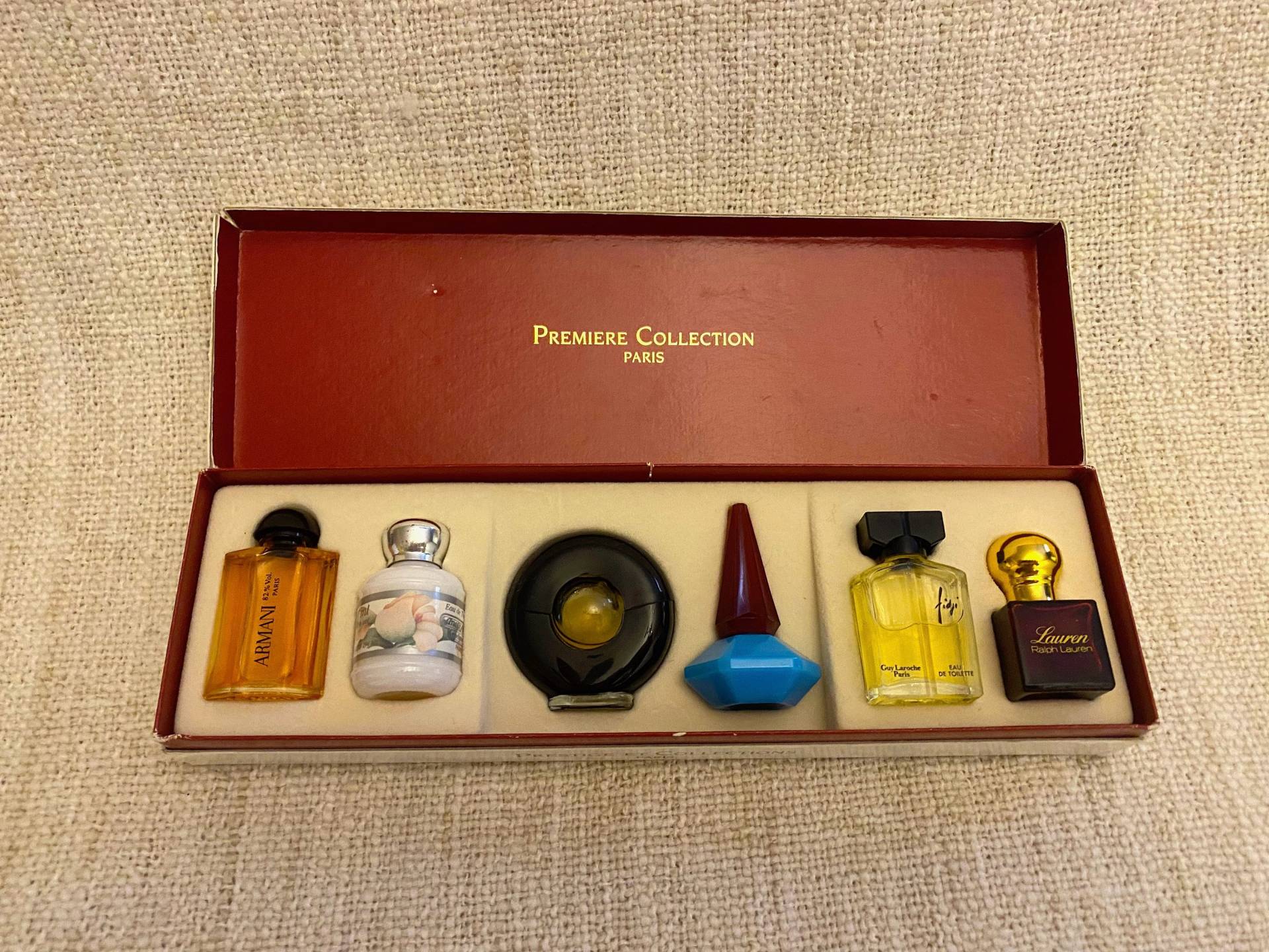 Vintage Premiere Collection Perfume Box - Armani, Anais, Paloma Picasso, Cacharel, Fidji, Ralph Lauren 6 Fragrances Rare Collectible Vintage Premiere Collection Perfume Box - Armani, Anais, Paloma Picasso, Cacharel, Fidji, Ralph Lauren 6 Fragrances Rare Collectible von Etsy - VintageStyleShopDE