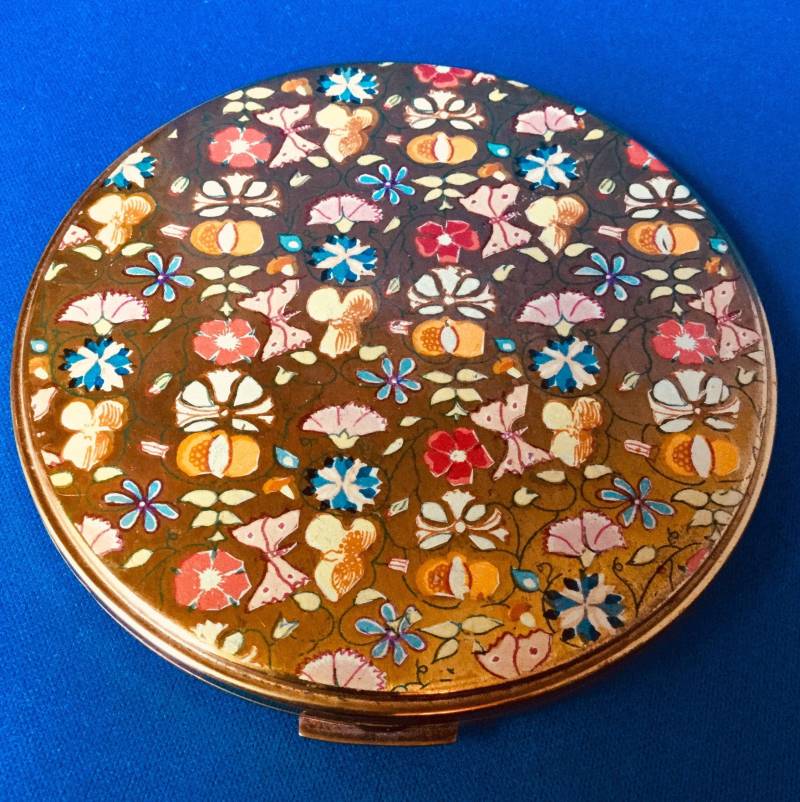 1950Er Jahre Blumengarten Kreis Puderdose Mit Gaze Und Spiegel Emaillierten Früchten Blumen Schmetterlingen von Etsy - VintageTimeAfterTime