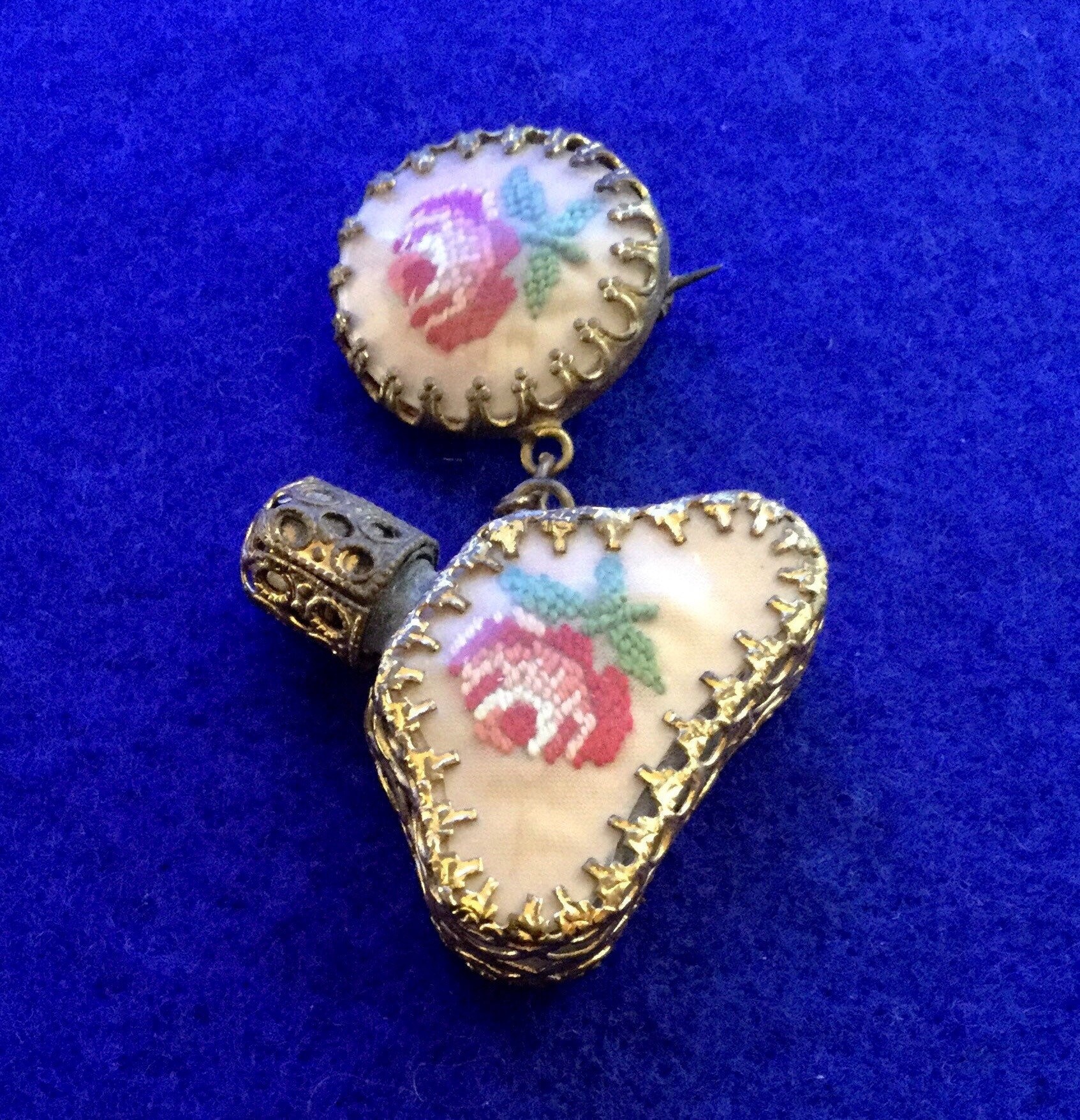 Vintage 1950Er Jahre Petit Point Filigrane Goldfarbene Metall Parfümflasche Mit Einer Chatelaine Kette An Runden Brosche Befestigt von Etsy - VintageTimeAfterTime