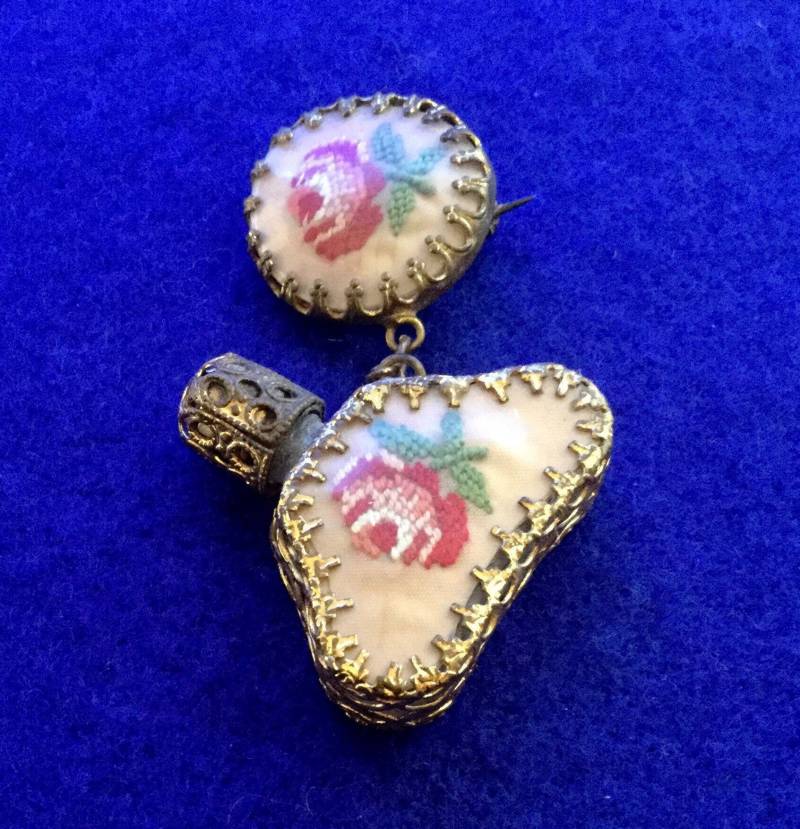 Vintage 1950Er Jahre Petit Point Filigrane Goldfarbene Metall Parfümflasche Mit Einer Chatelaine Kette An Runden Brosche Befestigt von Etsy - VintageTimeAfterTime
