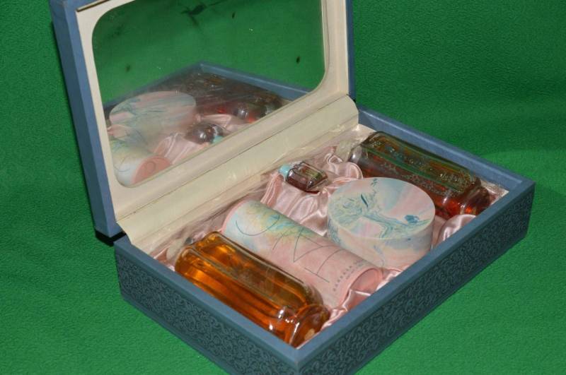 Vintage Set Parfums Barbara Gould Skylark Нью-Йорк, 1940-Е Vintage Set Parfums Barbara Gould Skylark Нью-Йорк, 1940-Е von Etsy - VintageVernisage