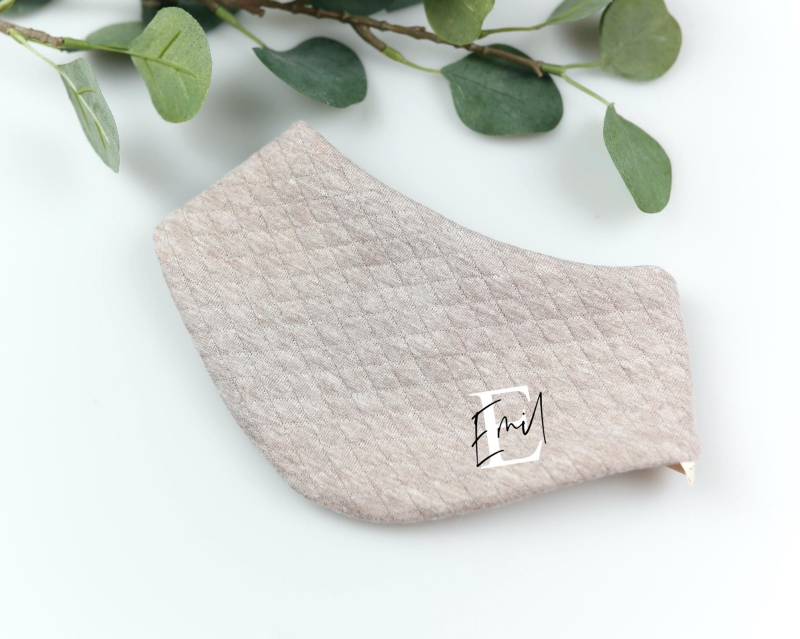Voodulu® - Halstuch Wendehalstuch Dreieckstuch 0-18 Monate Personalisiert Beige Steppstoff Babytuch Druckknopf von Etsy - Voodulu