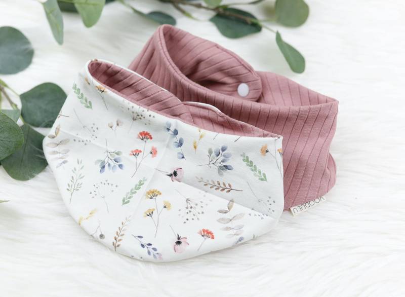 Voodulu® - Halstuch Wendehalstuch Dreieckstuch 0-18 Monate Personalisiert Mauve Blumen Babytuch Druckknopf von Etsy - Voodulu