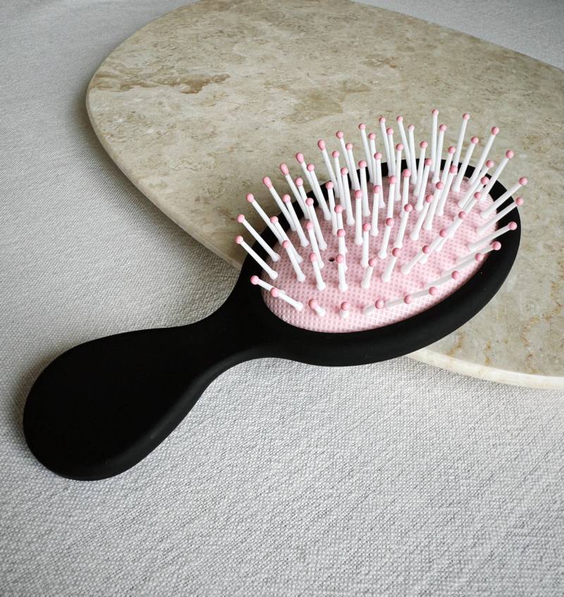 Mini-Reise-Haarbürste - Mattschwarz & Babyrosa, Kompakter Detangler Für Alle Haartypen, Geschenk Sie, Brautjungferngeschenk, Niedliches Haarzubehör von Etsy - VoyageVoyageStudio