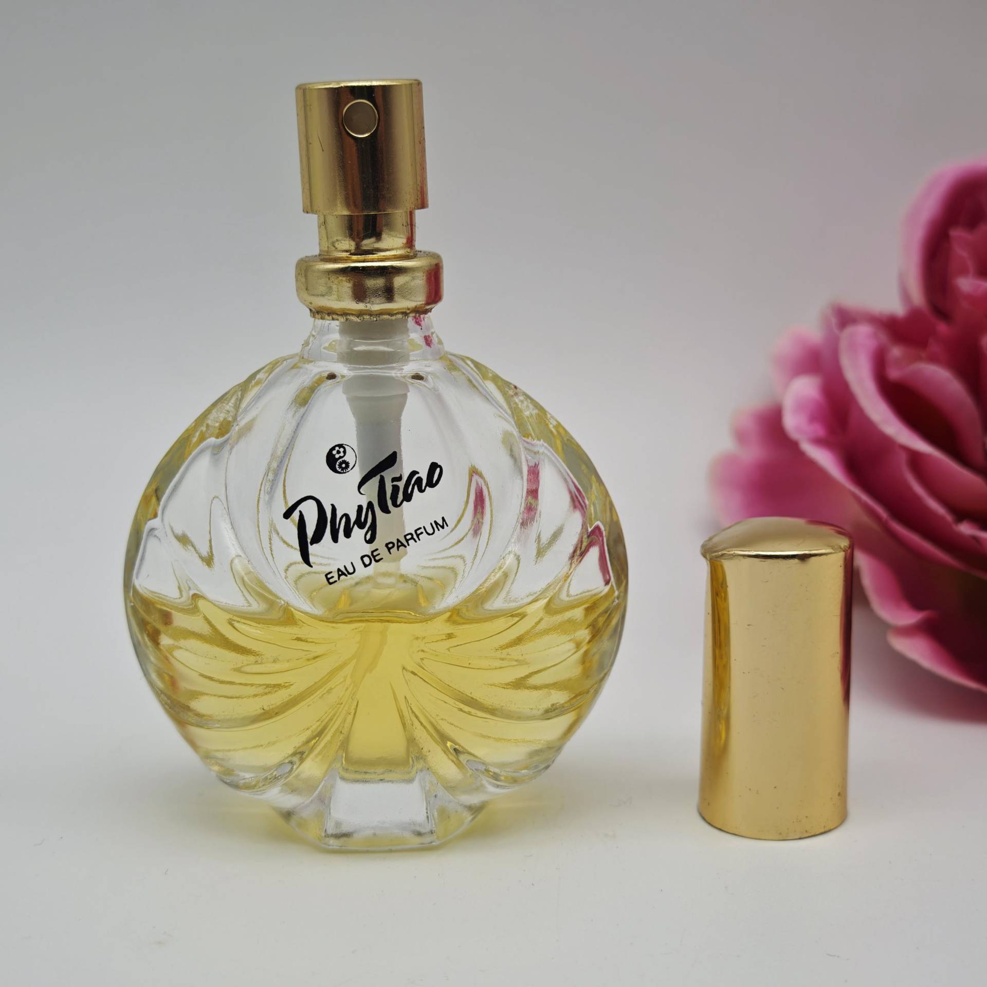 Vintage Parfumflakon Phytiao Eau De Parfum Glasflakon Mit Goldkappe Sammler Duftzerstäuber 9 cm Hoch Dekorativ Edp Vintage Parfumflakon Phytiao Eau De Parfum Glasflakon Mit Goldkappe Sammler Duftzerstäuber 9 cm Hoch Dekorativ Edp von Etsy - WeeNTAGE