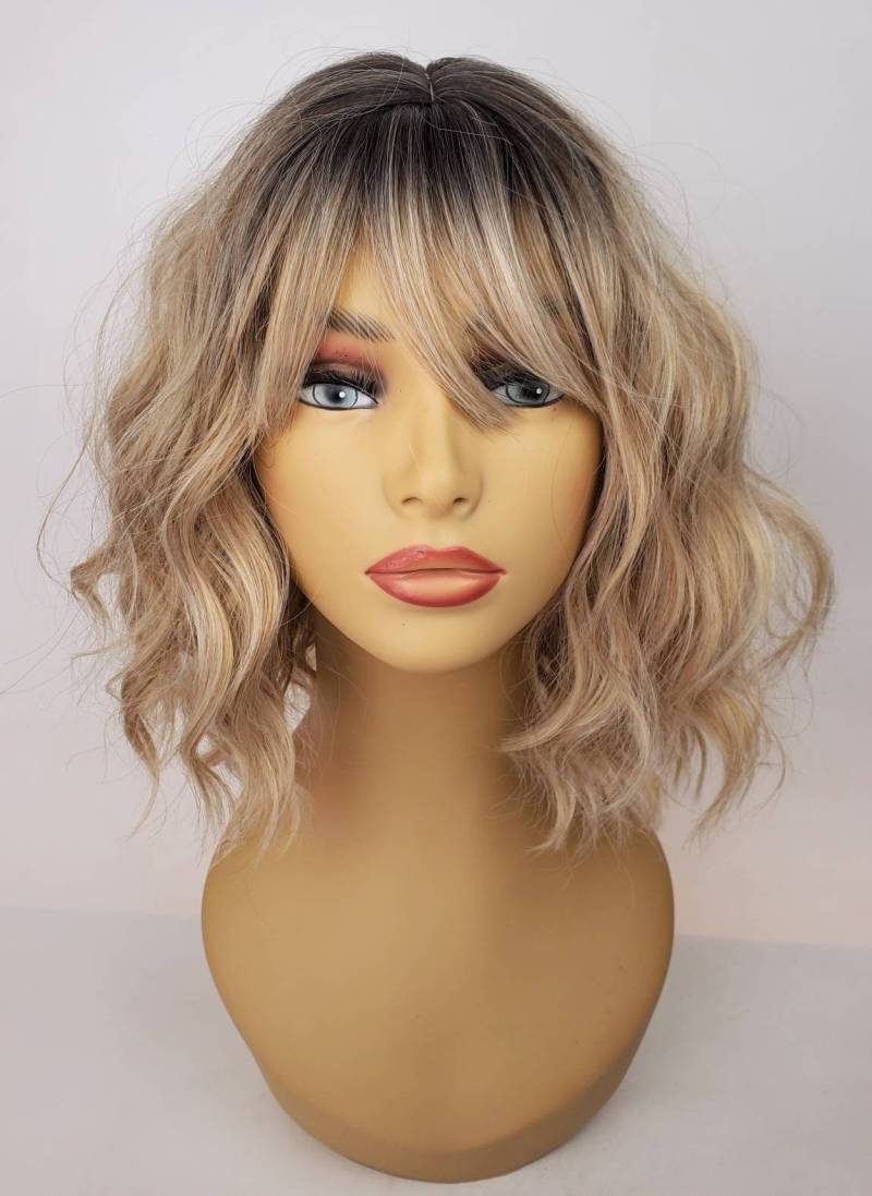 Gewellte Verwurzelte Blonde Bob-Perücke, Hervorgehobene Gewellte Perücke, Bob Mit Pony, Bob, Perücken von Etsy - WigCraving
