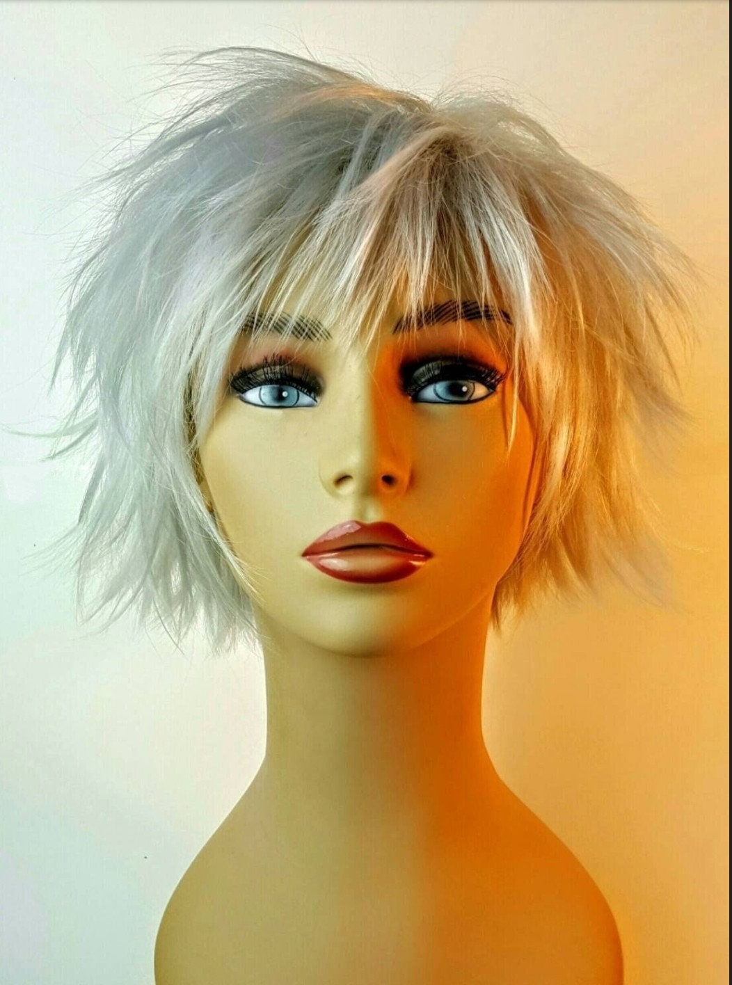 Kurze Spiky Light Grey Bob Perücke, Silber Choppy Layered Bob, Silver Textured Bang, Soft Perücken von Etsy - WigCraving