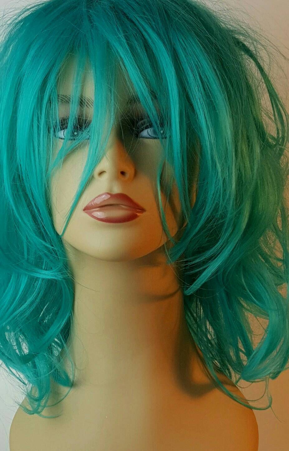 Mittellange Gewellte Blaue Teal-Perücke, Gestapelte Mittellange Perücke, Kostüm, Cosplay, Perücken von Etsy - WigCraving