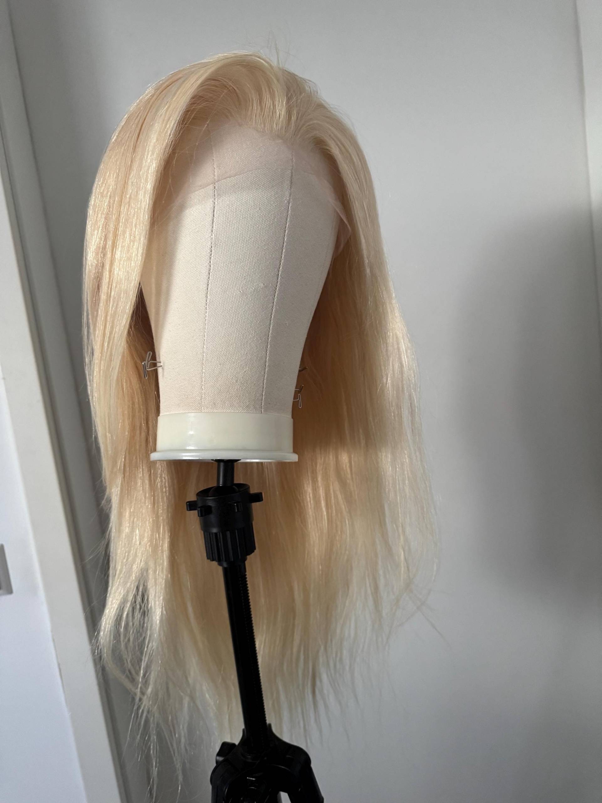 Blonde Echthaar-Perücke 61 cm Blonde Echthaar-Perücke 61 cm von Etsy - Wigsbytinama
