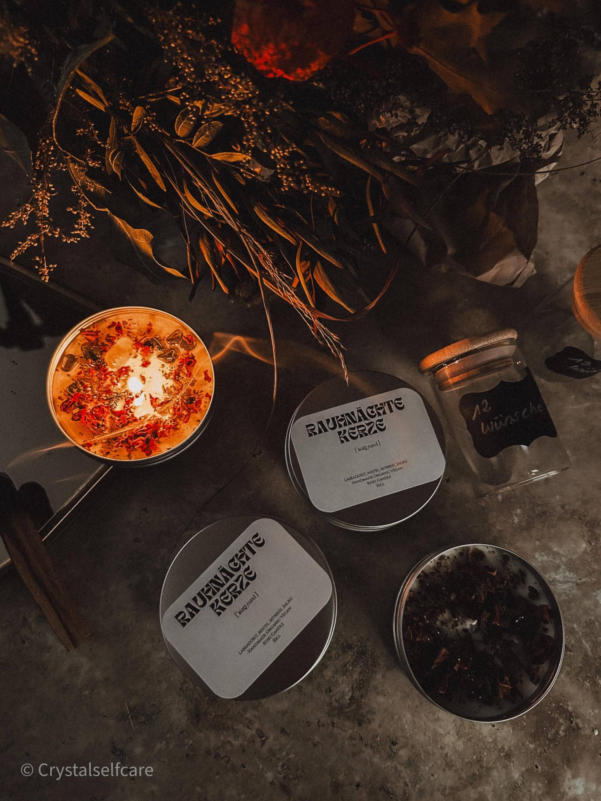 Rauhnächte Box Ritualbox Mit Karamell-Schoko-Haselnuss Kerze, Citrin, Hämatit, Schörl, Glas Für 12 Wünsche & Palo Santo Rauhnächte Box Ritualbox Mit Karamell-Schoko-Haselnuss Kerze, Citrin, Hämatit, Schörl, Glas Für 12 Wünsche & Palo Santo von Etsy - WildlyWellCo