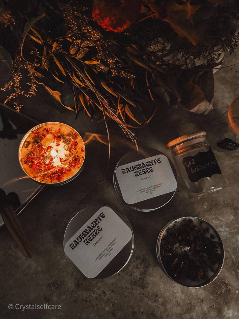 Rauhnächte Box Ritualbox Mit Karamell-Schoko-Haselnuss Kerze, Citrin, Hämatit, Schörl, Glas Für 12 Wünsche & Palo Santo Rauhnächte Box Ritualbox Mit Karamell-Schoko-Haselnuss Kerze, Citrin, Hämatit, Schörl, Glas Für 12 Wünsche & Palo Santo von Etsy - WildlyWellCo