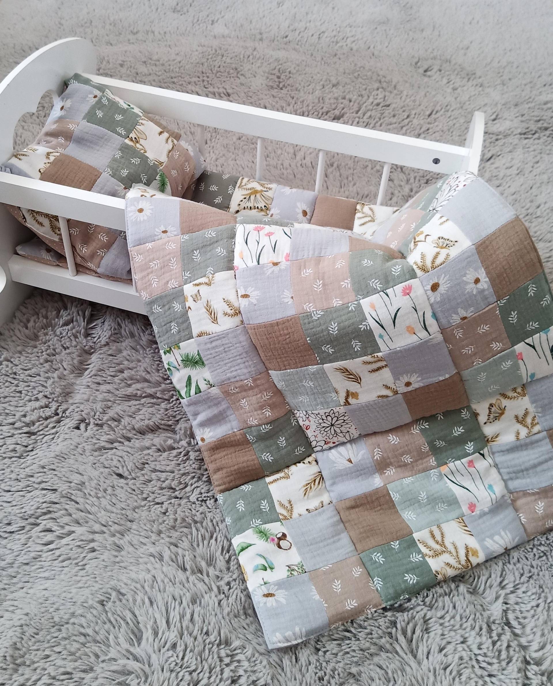 Puppenbett Set, Puppenbettwäsche, Tragebett Puppe, Puppenzubehö, Patchwork Puppenset, Puppenmatratze, Puppenbettdecke, Tragekorb Puppe, Spielzeug von Etsy - WindelfreiShop