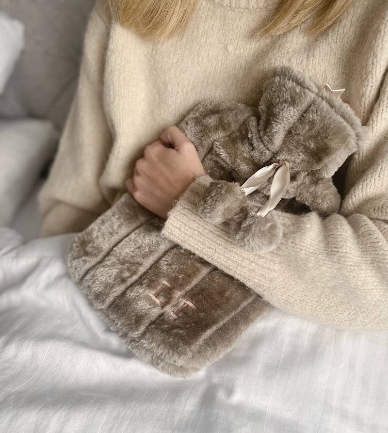 Personalisierte Kunstpelz Wärmflaschenbezug, Monogrammiert, Bestickte Wärmflasche, Flauschig, Gemütlich, Pom Poms, Loungewear, Geschenk Für Sie von Etsy - WithCongratulations
