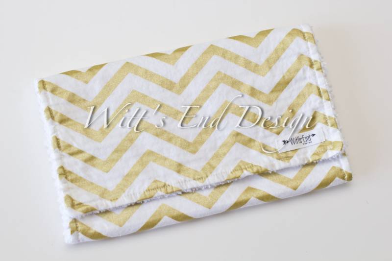 Kletttuch-Gold Chevron Tuch. Mix & Match Tuch-Baby Shower Geschenk. Burp Rag. Klettpads. Metallic Gold Chevron Tuch von Etsy - WittsEndDesign