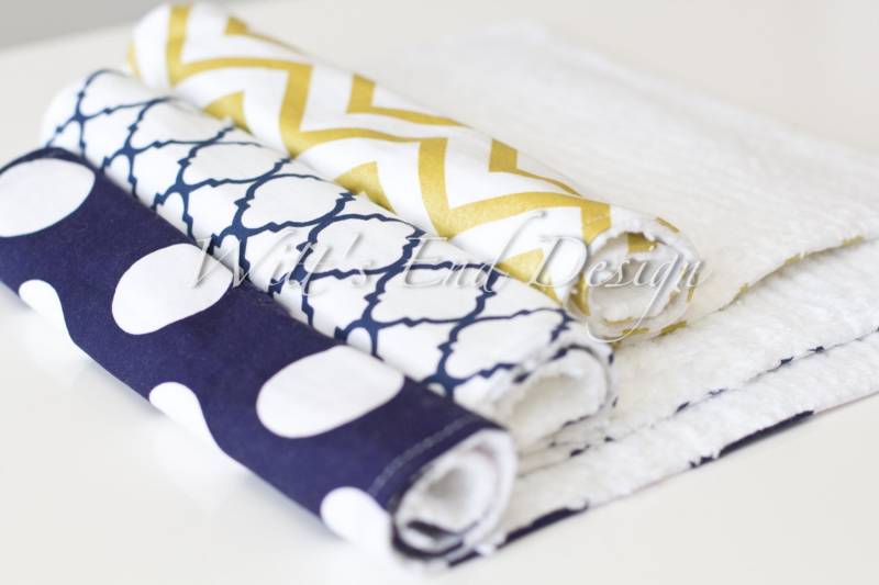 Maritime Spucktücher Aus Baumwolle Chenille, 3Er-Set - Navy Polka Dots Und Metallic Gold Chevron von Etsy - WittsEndDesign