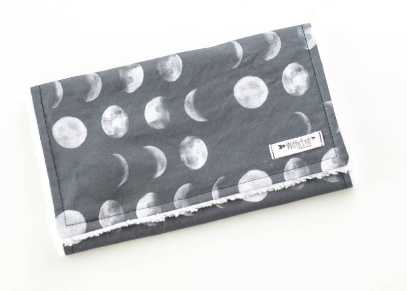 Mondphasen Spucktuch, Baumwolle Chenille Baby Shower Geschenk von Etsy - WittsEndDesign