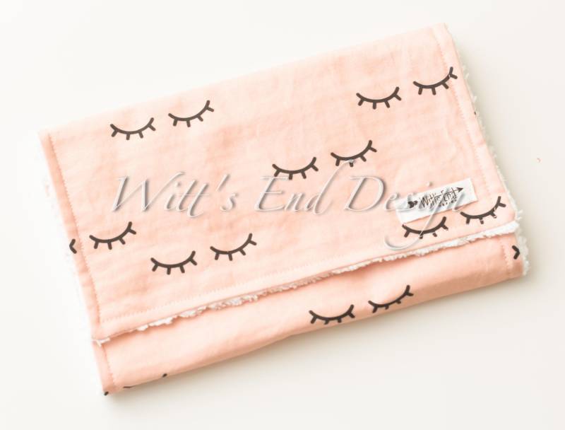 Spucktuch-Sleepy Eyes Spucktuch. Mix & Match Spucktuch-Baby Shower Geschenk. Spuckkissen. Modernes Wimpern Spucktuch von Etsy - WittsEndDesign