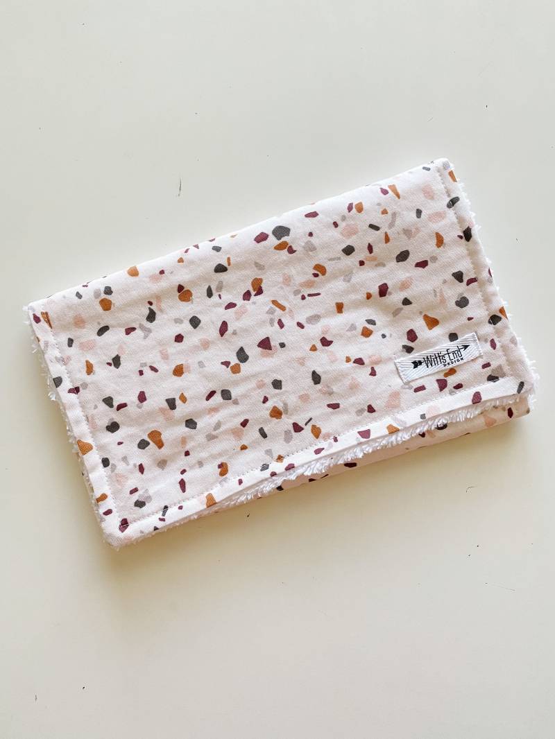 Terrazzo Burp Tuch, Modern Gender Neutral Cloth Mix & Match-Super Absorbent Cotton Chenille, Rag-Terrazo von Etsy - WittsEndDesign