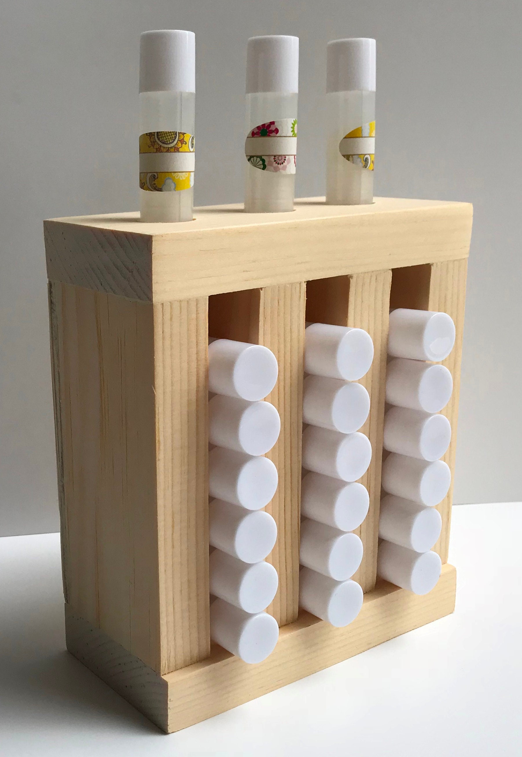 Lippenbalsam-Tube-Anzeige Holzlippenbalsam-Röhrchenhalter Bauernmarkt Handwerksstand-Display 3-Slot Holzlippenbalsamrohrturmdisplay von Etsy - WolfcreekWoodcrafts