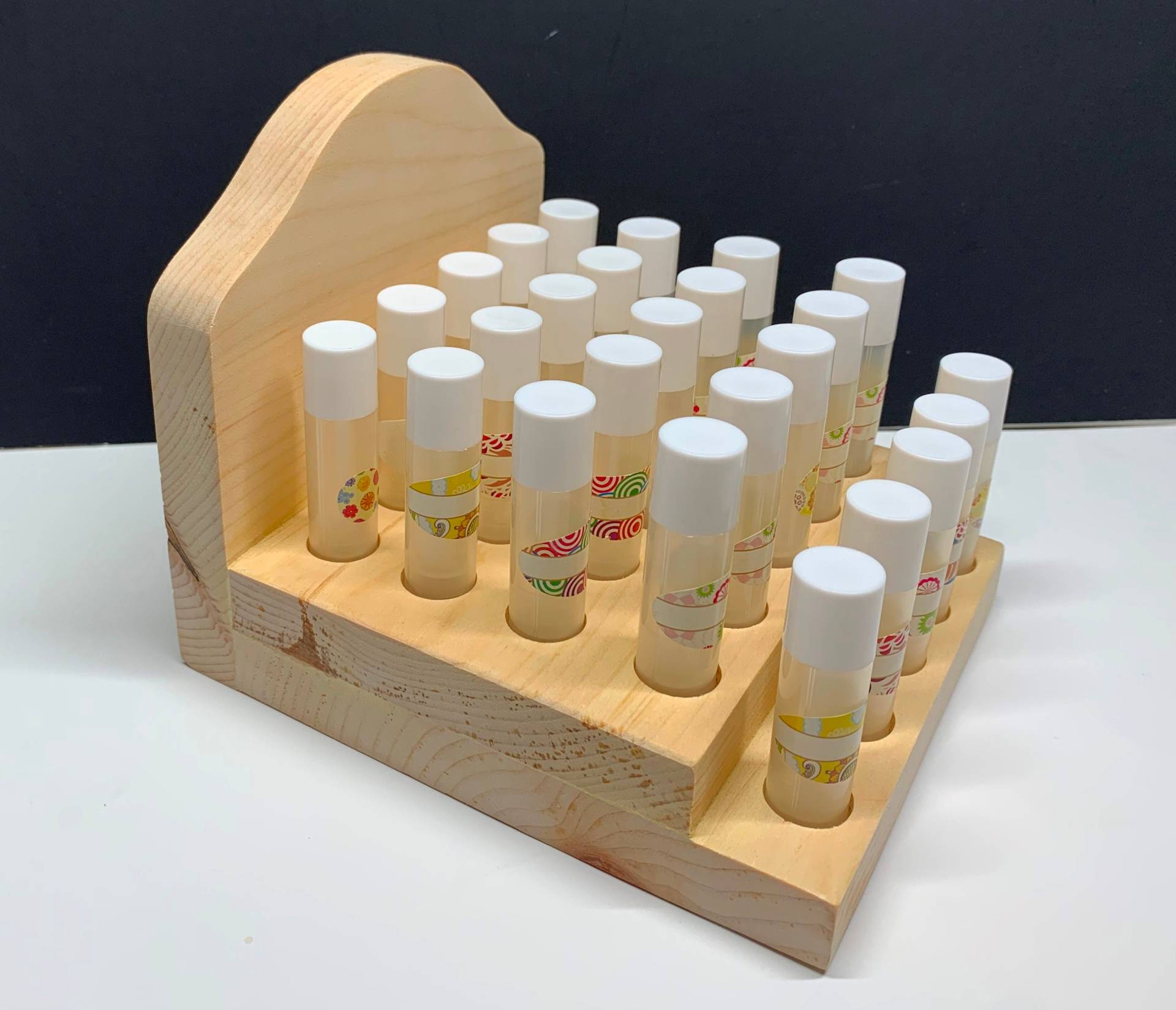 Lippenbalsam-Tube-Halter Holzanzeige Holzlippenbalsam-Röhrchen Multi-Level-Holzdisplay-Sample-Level-Lippenbalsam-Tubes Lippenbalsam-Tube-Halter Holzanzeige Holzlippenbalsam-Röhrchen Multi-Level-Holzdisplay-Sample-Level-Lippenbalsam-Tubes von Etsy - WolfcreekWoodcrafts