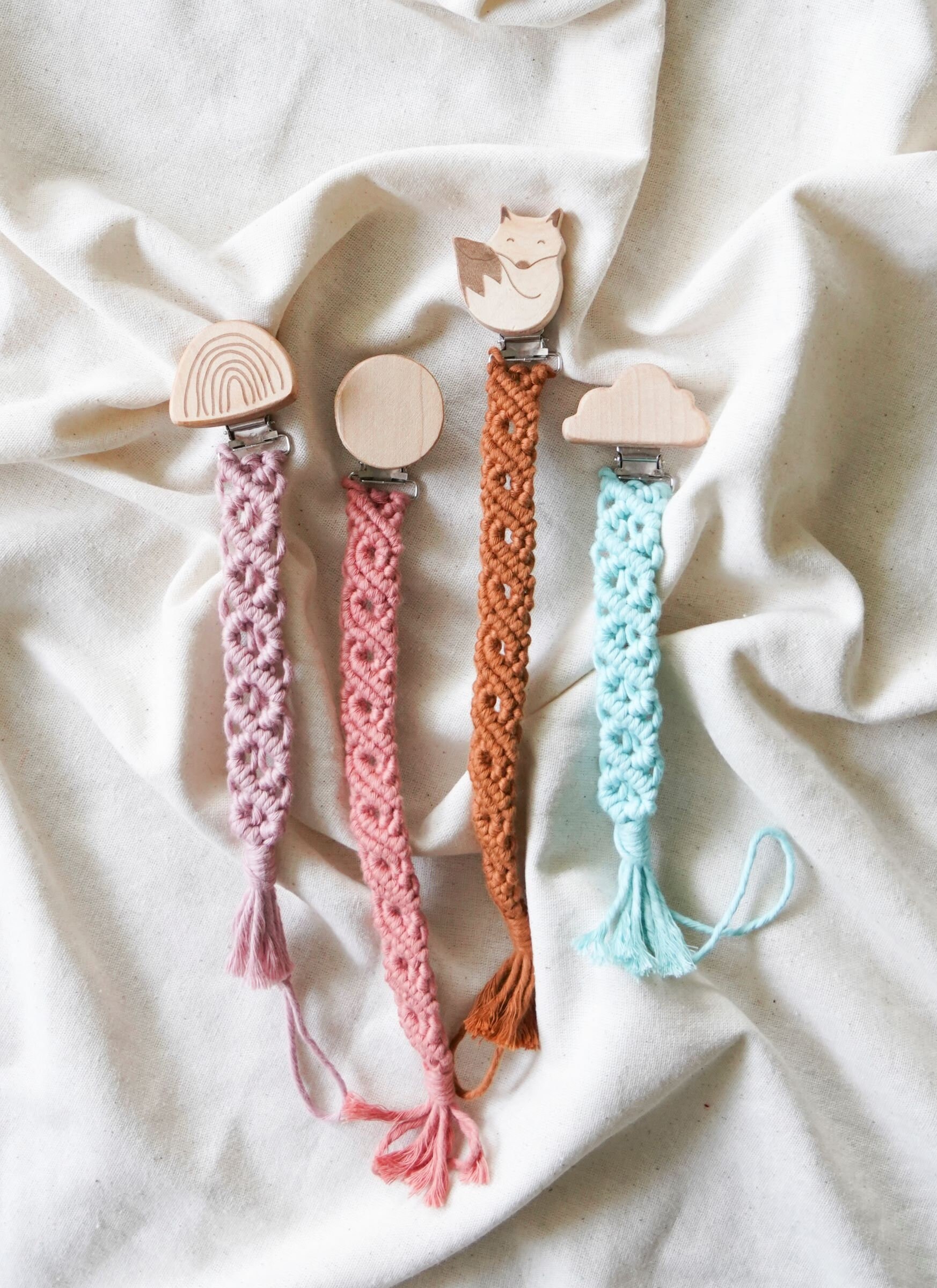 Baby Party Geschenk, Schnuller Holz Clips, Makramee Halter Mit Ahorn von Etsy - WolkeConceptStore