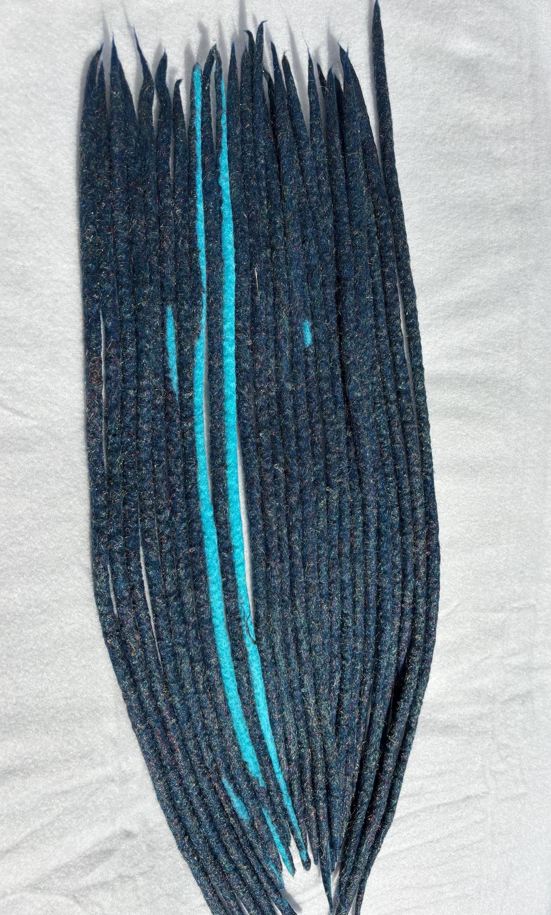 Handgemachte Wolldreads Boho Polarhimmel Dreadlocks Blau Glitzer Handmade Wolle Haarverlängerung Festival Hair & Hippie Hairstyles von Etsy - Wolldreadsliebe
