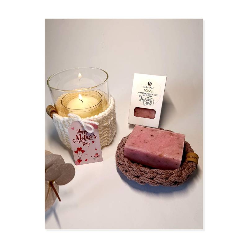Muttertag Geschenk Set Mama | Windlicht Glas Umstrickt Seife Rose Oelfaktorisch Geschenkidee Geburtstag Handgemacht Deutschland Muttertag Geschenk Set Mama | Windlicht Glas Umstrickt Seife Rose Oelfaktorisch Geschenkidee Geburtstag Handgemacht Deutschland von Etsy - Wollherzchen
