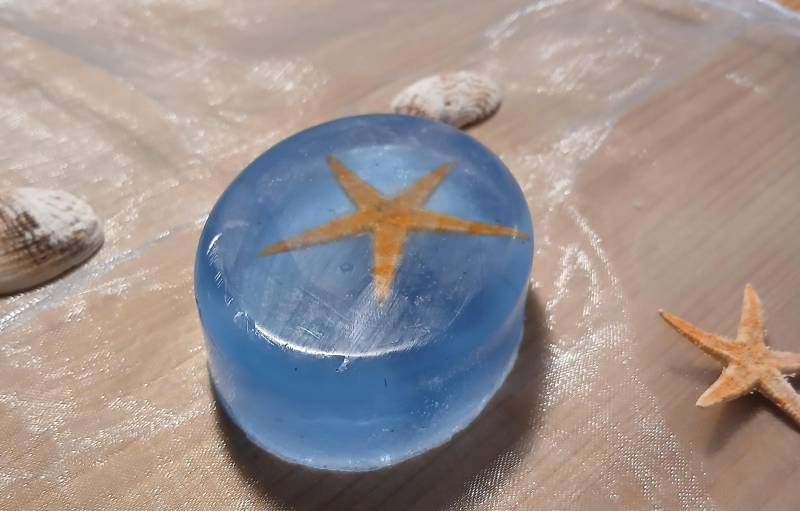 Maritime Seife Mit Eingeschlossenem Echten Seestern, Blau, Oval Im Sisal Seifensäckchen Als Geschenk Für Freunde Oder Sich Selbst Maritime Seife Mit Eingeschlossenem Echten Seestern, Blau, Oval Im Sisal Seifensäckchen Als Geschenk Für Freunde Oder Sich Selbst von Etsy - WortSeglerin