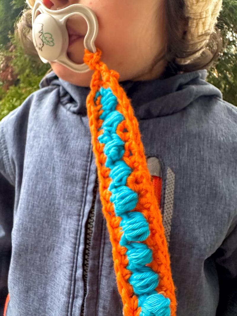 Schnullerband Aus Baumwolle in Kräftigem Patina Blau Und Orange, Schnullerkette Mit Buchenholzclip Schnullerband Aus Baumwolle in Kräftigem Patina Blau Und Orange, Schnullerkette Mit Buchenholzclip von Etsy - WovenWildsStudio