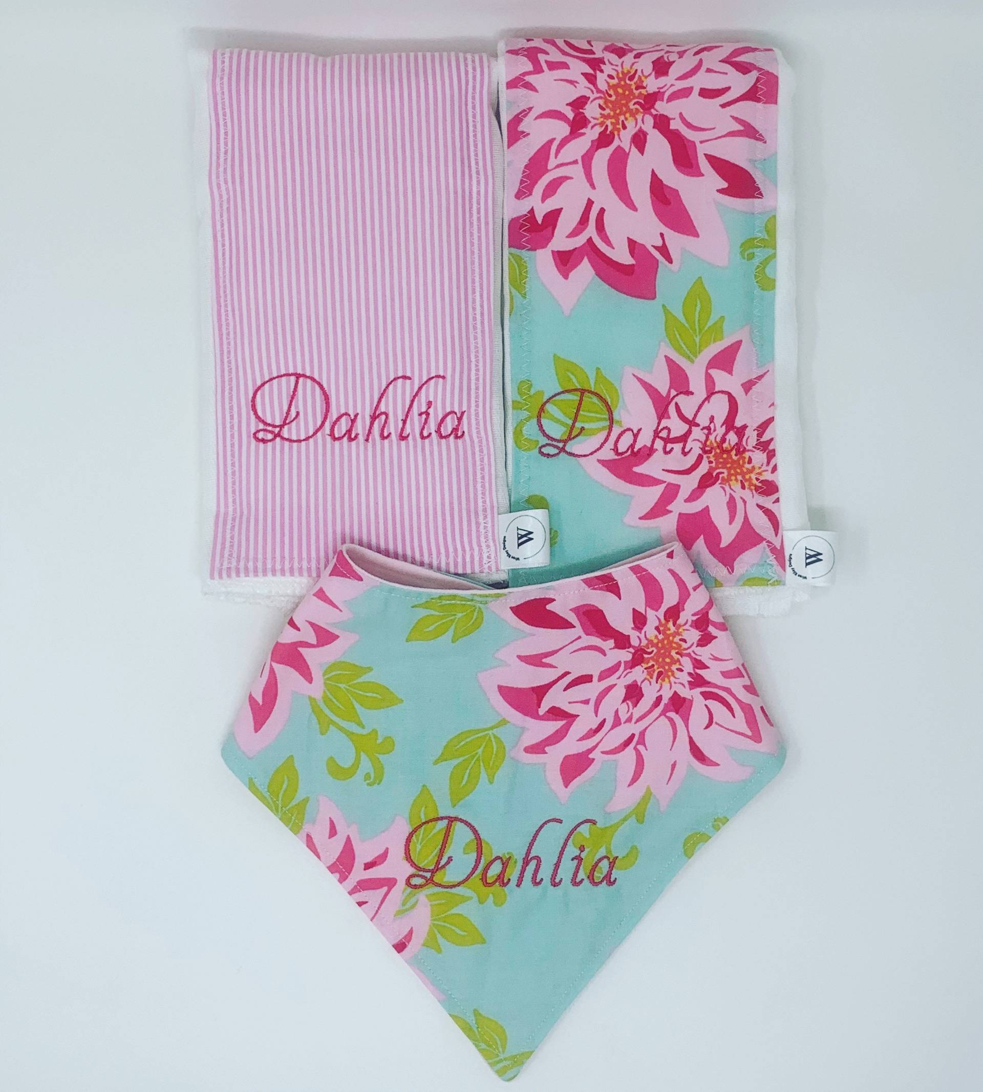 Dahlia 3-Teiliges Geschenkset-Spucktücher & Bandana Lätzchen Personalisiertes Geschenkset Für Neue Mütter Und Babys von Etsy - WrenRileyDesigns