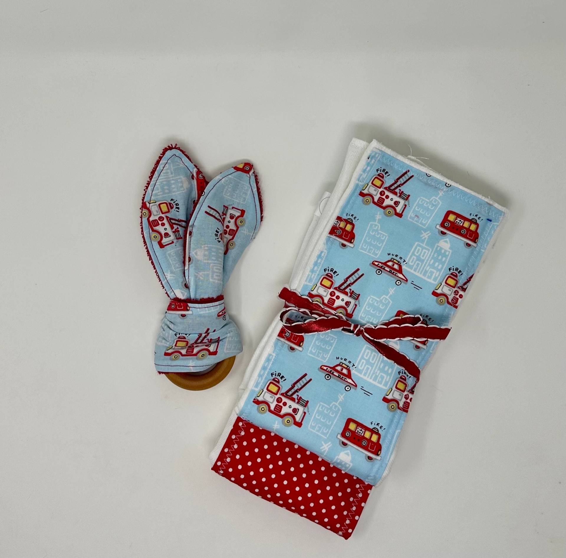 Feuerwehrauto 3-Teiliges Geschenkset-Burps-Tuch Und Beißring - Personalisiertes Geschenkset Für Neue Mütter Babys von Etsy - WrenRileyDesigns