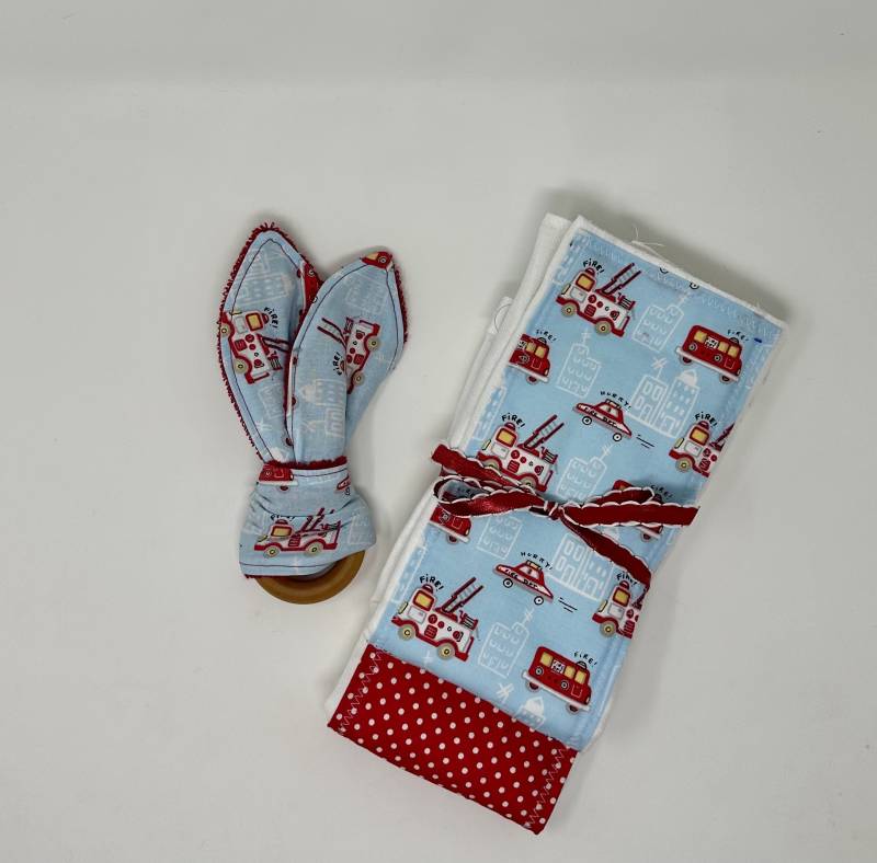 Feuerwehrauto 3-Teiliges Geschenkset-Burps-Tuch Und Beißring - Personalisiertes Geschenkset Für Neue Mütter Babys von Etsy - WrenRileyDesigns