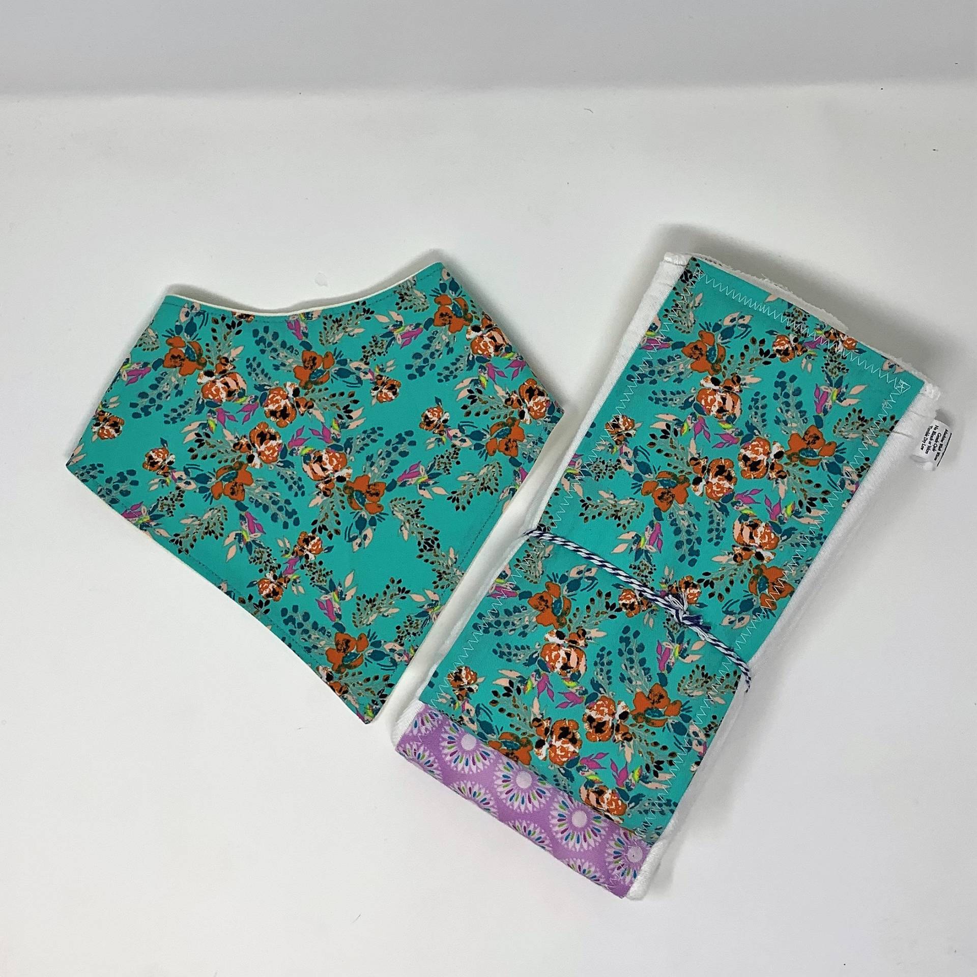 Virtuosa Teal Floral 3-Teiliges Spucktuch & Bandana Lätzchen Personalisiertes Geschenkset-Wren Riley Designs-Kostenloser Versand von Etsy - WrenRileyDesigns