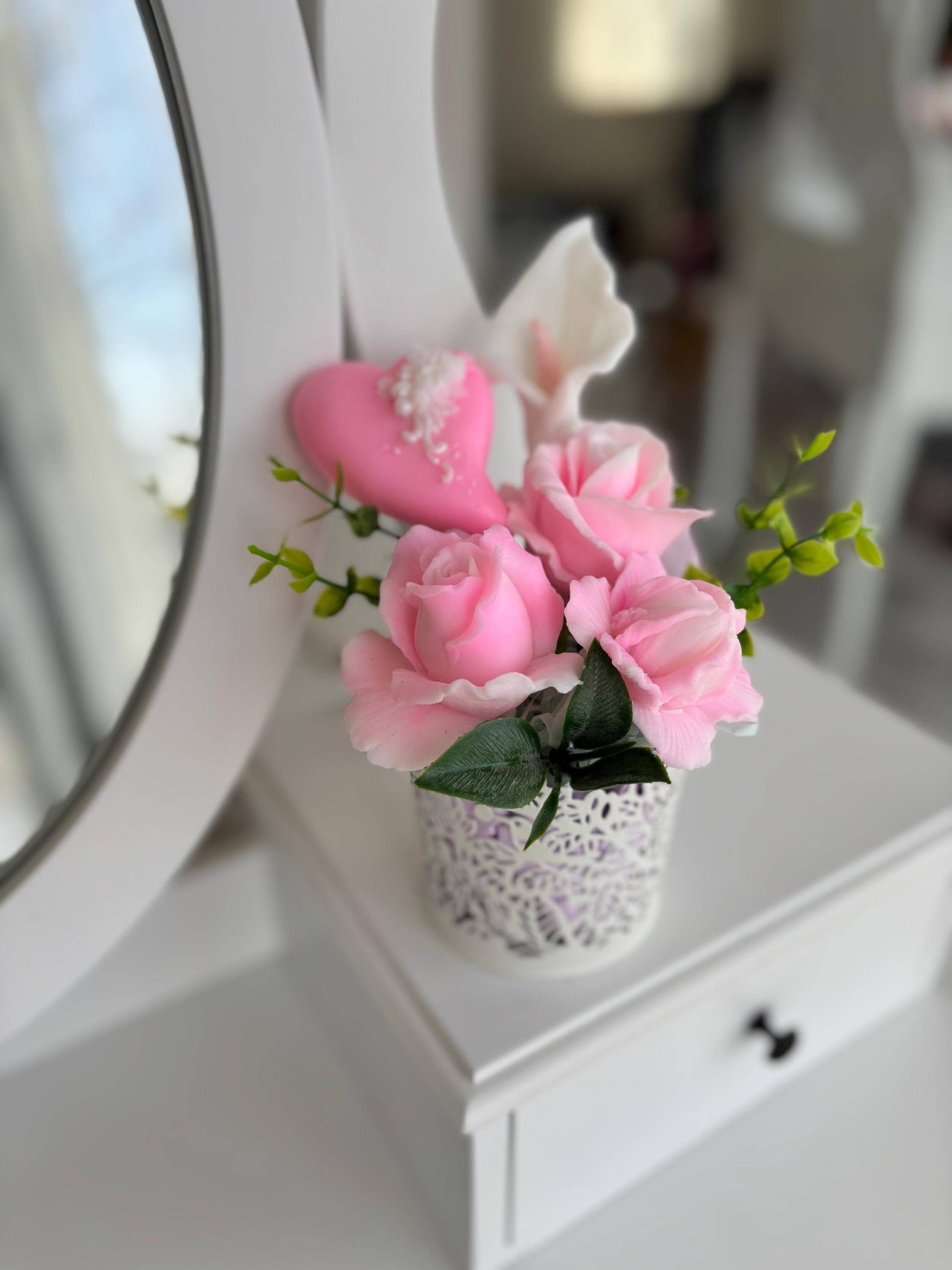 Weißer Und Rosa Seifenblumenstrauß Mit Herz - Handgemachte Seifenrosen, Elegantes Seifenherz, Geschenk Zum Frauentag, Valentinstag Muttertag Weißer Und Rosa Seifenblumenstrauß Mit Herz - Handgemachte Seifenrosen, Elegantes Seifenherz, Geschenk Zum Frauentag, Valentinstag Muttertag von Etsy - WunderBlumenBoutique