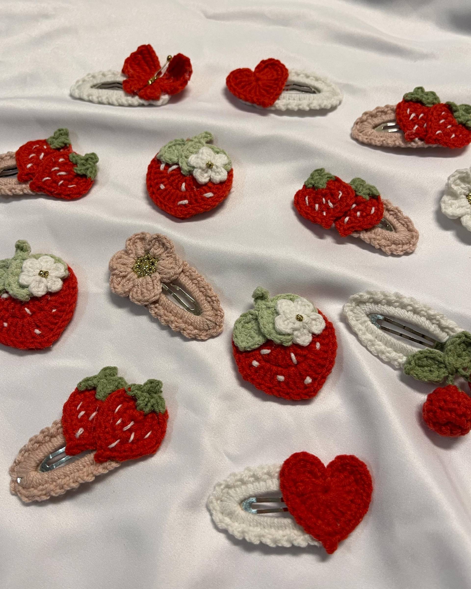 Haarspangen Gehäkelt, Häkelspangen, Handgemacht, Mädchen, Baby, Erbeeren, Blumen, Blume Blümchen Handmade Kirsche Haarspangen Gehäkelt, Häkelspangen, Handgemacht, Mädchen, Baby, Erbeeren, Blumen, Blume Blümchen Handmade Kirsche von Etsy - WunderherzchenbyAnja