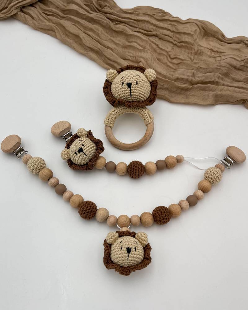 Handgemachtes Baby-Löwen-Set | Schnullerkette, Kinderwagenkette & Rassel Personalisierbar Mit Namen Oder Buchstaben Geschenk Geburt von Etsy - WunderherzchenbyAnja