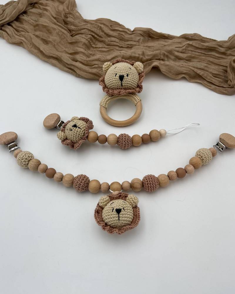 Handgemachtes Baby-Löwen-Set | Schnullerkette, Kinderwagenkette & Rassel Personalisierbar Mit Namen Oder Buchstaben Geschenk Geburt von Etsy - WunderherzchenbyAnja