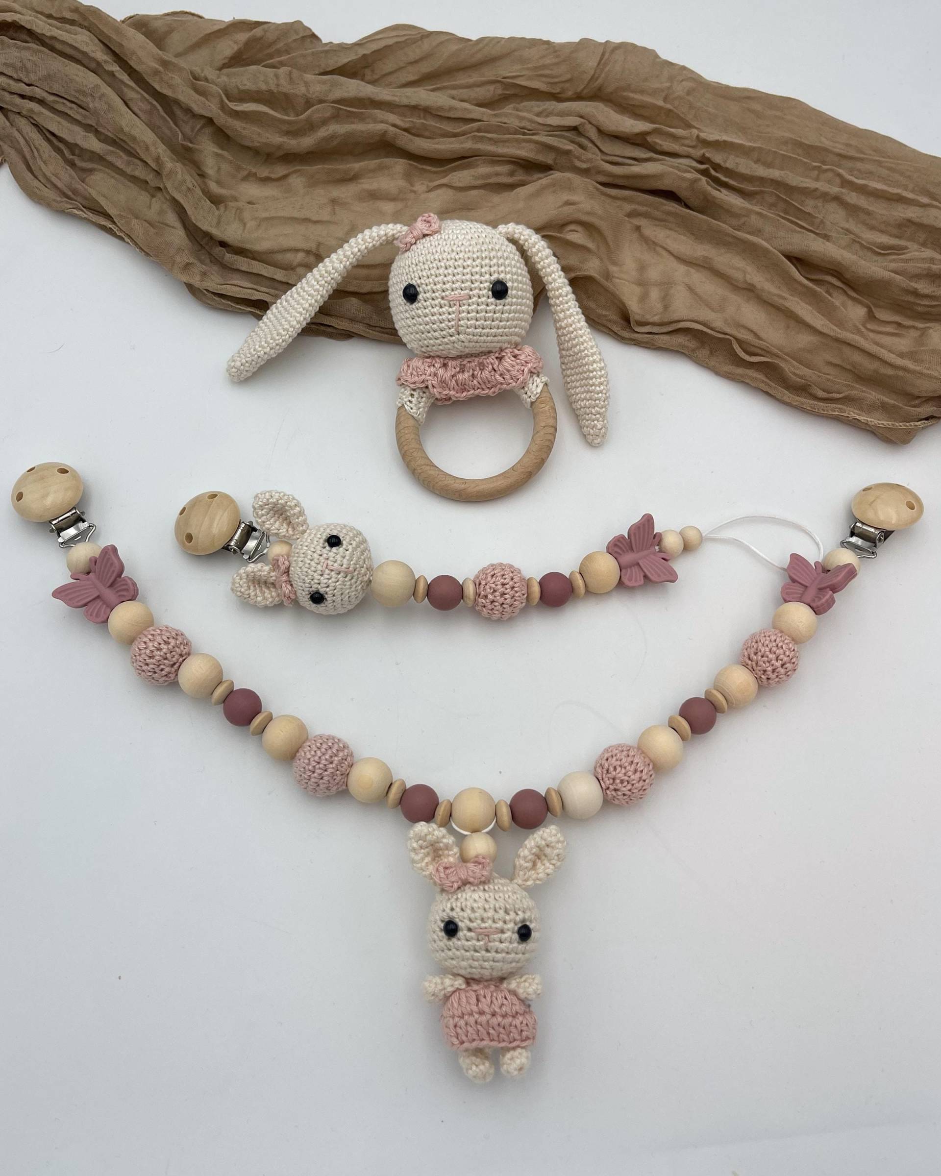 Handgemachtes Hasen-Set | Kinderwagenkette & Rassel Personalisierbar Mit Namen Geschenk Geburt, Hase Gehäkelt von Etsy - WunderherzchenbyAnja