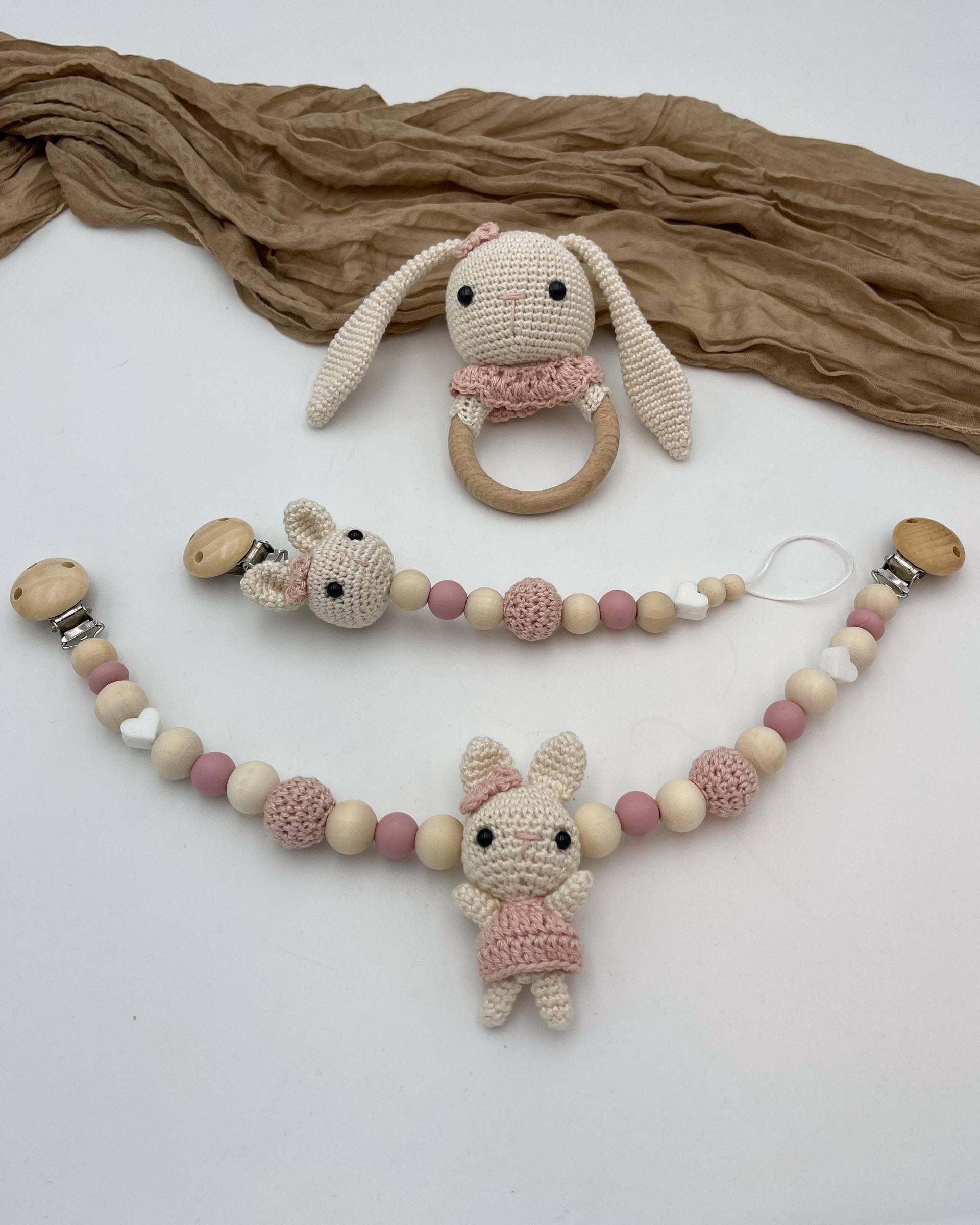 Handgemachtes Hasen-Set | Kinderwagenkette & Rassel Personalisierbar Mit Namen Geschenk Geburt, Hase Gehäkelt von Etsy - WunderherzchenbyAnja