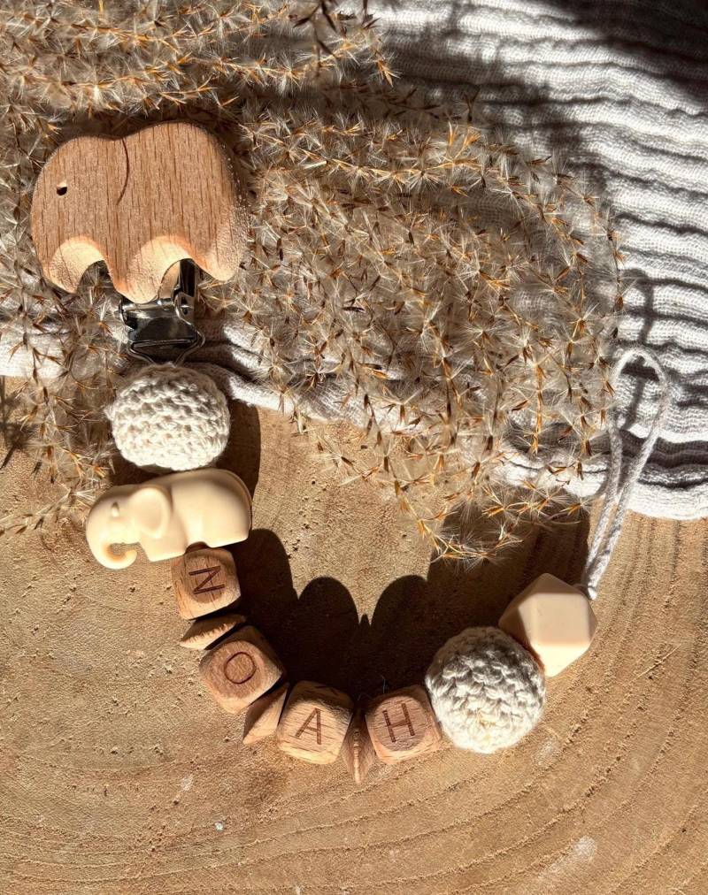 Personalisierte Schnullerkette Mit Namen Aus Holz Und Silikon I Baby Geschenk Geburt Elefant Clips Motiven von Etsy - Wunschzimmerchen
