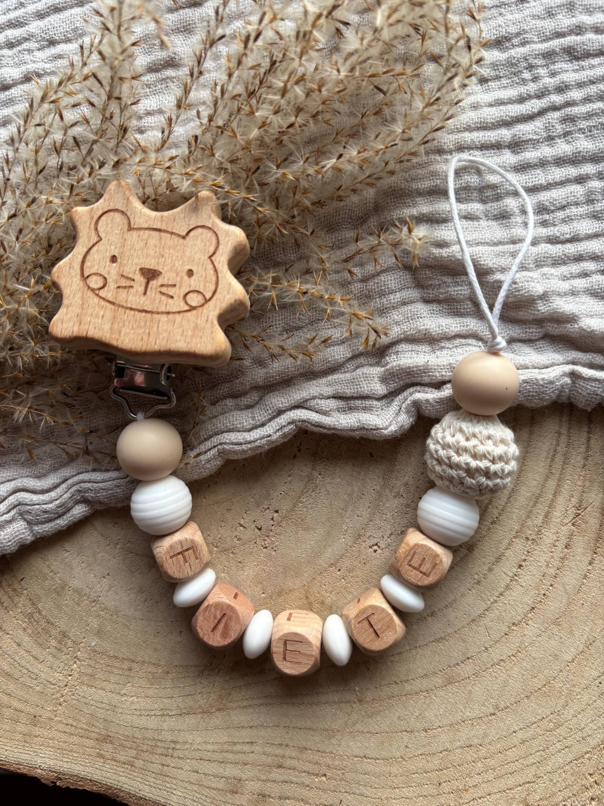 Schnullerkette I Personalisiert Mit Namen Junge Mädchen | Geschenk Geburt Liebe Löwe Schnullerkette I Personalisiert Mit Namen Junge Mädchen | Geschenk Geburt Liebe Löwe von Etsy - Wunschzimmerchen