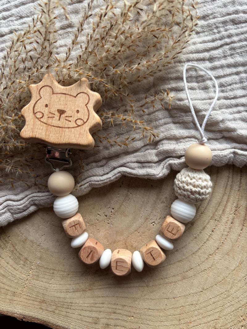 Schnullerkette I Personalisiert Mit Namen Junge Mädchen | Geschenk Geburt Liebe Löwe Schnullerkette I Personalisiert Mit Namen Junge Mädchen | Geschenk Geburt Liebe Löwe von Etsy - Wunschzimmerchen