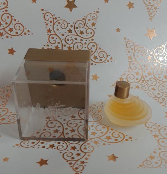Miniatur Parfum D'elle Von Claude Montana, 2, 5 Ml Eau De Mit Box 1990 Miniatur Parfum D'elle Von Claude Montana, 2, 5 Ml Eau De Mit Box 1990 von Etsy - Xoxiane